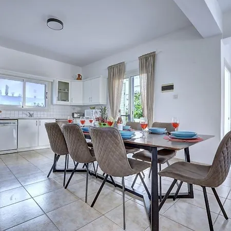 Oforo Selene - Stunning 4 Bedroom - By Fig Tree Bay - Sea Views *